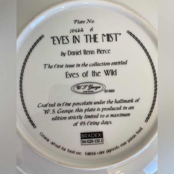 2 Bradford Exchange Wolf Plates - "Eyes in the Mist" & "Winter Lullaby" w/ COA - Picture 5 of 14